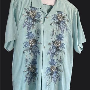 Men’s shirt: Tommy Bahama Hawaiian Shirt! beautiful stitching! Size medium!